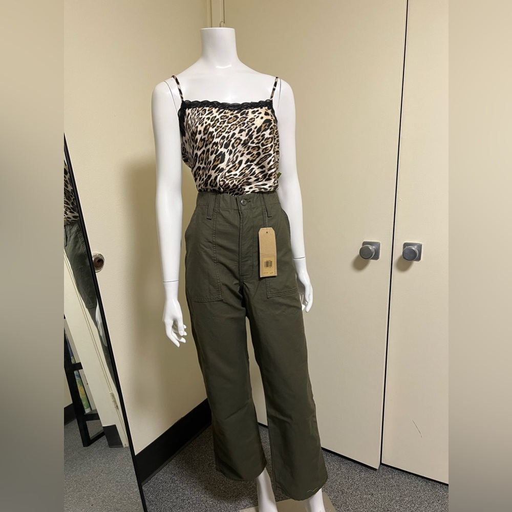 NWT - Levis Women’s Ribcage Straight olive Green pants - Size 31x29